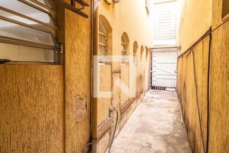 Casa à venda com 268m², 3 quartos e 6 vagasCorredor lateral externo