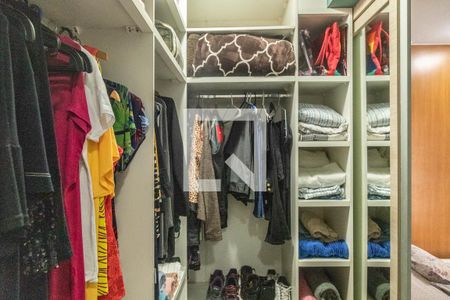 Casa à venda com 268m², 3 quartos e 6 vagasCloset da suíte
