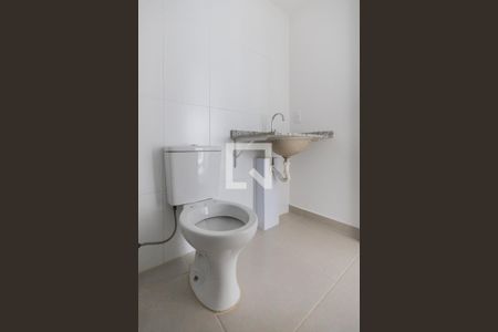 Banheiro de apartamento para alugar com 1 quarto, 27m² em Pinheiros, São Paulo