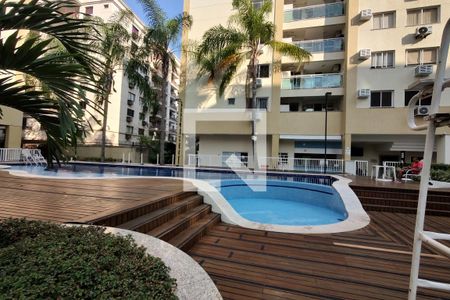 Apartamento à venda com 145m², 2 quartos e 2 vagas Apartamento à venda com 145m², 2 quartos e 2 vagasÁrea comum - Piscina