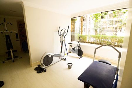 Apartamento à venda com 131m², 3 quartos e 2 vagas Apartamento à venda com 131m², 3 quartos e 2 vagasÁrea comum - Academia