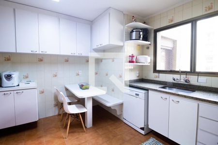 Apartamento à venda com 131m², 3 quartos e 2 vagas Apartamento à venda com 131m², 3 quartos e 2 vagasCozinha