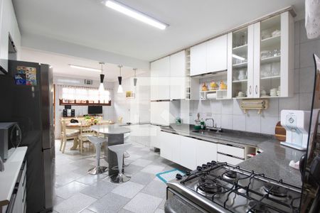 Casa à venda com 200m², 4 quartos e 6 vagasCopa e cozinha