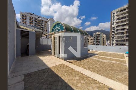 Apartamento à venda com 321m², 4 quartos e 2 vagas Apartamento à venda com 321m², 4 quartos e 2 vagasTerraço