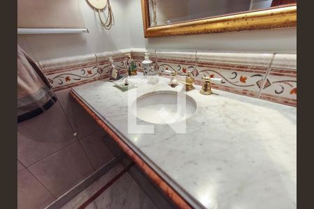 Apartamento à venda com 321m², 4 quartos e 2 vagas Apartamento à venda com 321m², 4 quartos e 2 vagasBanheiro Corredor