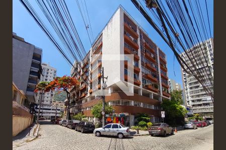 Apartamento à venda com 321m², 4 quartos e 2 vagas Apartamento à venda com 321m², 4 quartos e 2 vagasFachada e portaria
