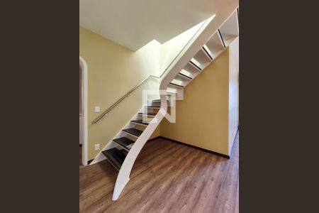 Apartamento à venda com 321m², 4 quartos e 2 vagas Apartamento à venda com 321m², 4 quartos e 2 vagasEscada