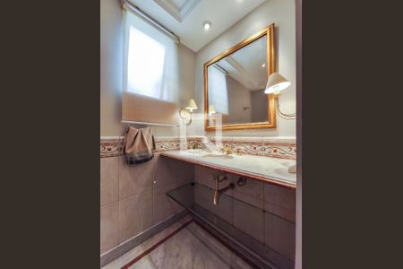 Apartamento à venda com 321m², 4 quartos e 2 vagas Apartamento à venda com 321m², 4 quartos e 2 vagasBanheiro Corredor