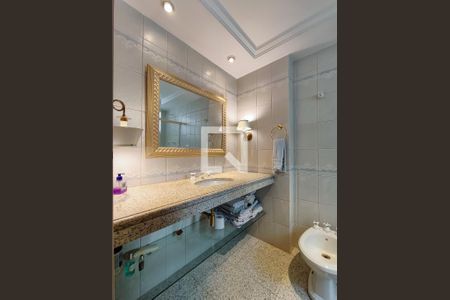 Apartamento à venda com 321m², 4 quartos e 2 vagas Apartamento à venda com 321m², 4 quartos e 2 vagasBanheiro Corredor