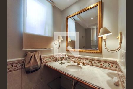 Apartamento à venda com 321m², 4 quartos e 2 vagas Apartamento à venda com 321m², 4 quartos e 2 vagasBanheiro Corredor