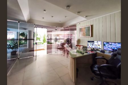 Apartamento à venda com 321m², 4 quartos e 2 vagas Apartamento à venda com 321m², 4 quartos e 2 vagasFachada e portaria