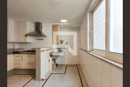 Apartamento à venda com 321m², 4 quartos e 2 vagas Apartamento à venda com 321m², 4 quartos e 2 vagasÁrea de Serviço