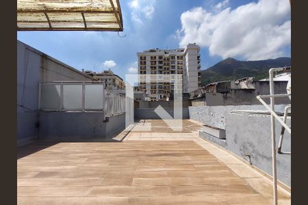 Apartamento à venda com 321m², 4 quartos e 2 vagas Apartamento à venda com 321m², 4 quartos e 2 vagasTerraço
