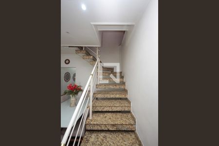 Casa à venda com 241m², 3 quartos e 2 vagasEscada