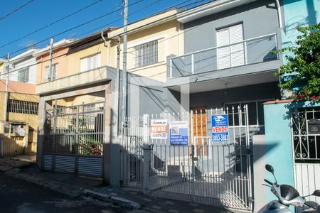 Casa à venda com 100m², 2 quartos e 1 vaga Casa à venda com 100m², 2 quartos e 1 vagaFachada