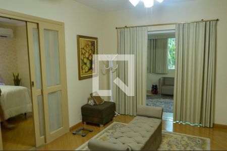 Casa de condomínio à venda com 400m², 4 quartos e 3 vagas Casa de condomínio à venda com 400m², 4 quartos e 3 vagasCloset da suíte