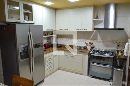 Casa de condomínio à venda com 400m², 4 quartos e 3 vagas Casa de condomínio à venda com 400m², 4 quartos e 3 vagasCozinha