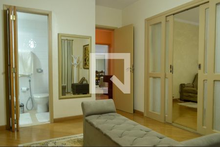 Casa de condomínio à venda com 400m², 4 quartos e 3 vagas Casa de condomínio à venda com 400m², 4 quartos e 3 vagasCloset da suíte