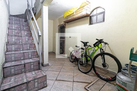 Casa à venda com 100m², 3 quartos e 2 vagasÁrea externa - escada
