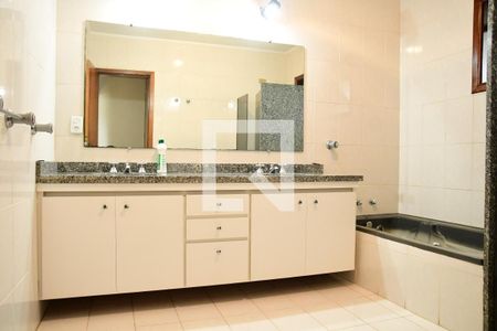 Casa de condomínio para alugar com 800m², 4 quartos e 3 vagasBanheiro da Suíte 2