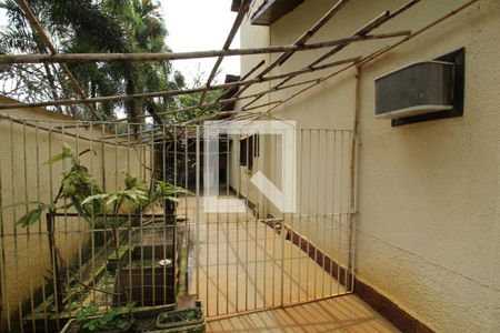 Casa de condomínio à venda com 350m², 3 quartos e 2 vagasLateral