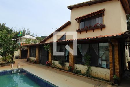Casa de condomínio à venda com 350m², 3 quartos e 2 vagasPiscina