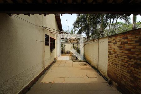 Casa de condomínio à venda com 350m², 3 quartos e 2 vagasLateral