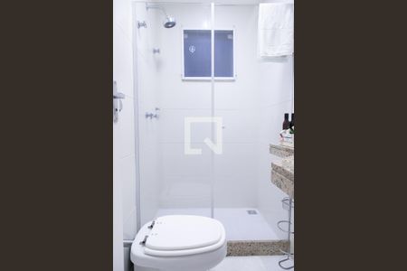 Casa de condomínio à venda com 330m², 4 quartos e 2 vagasBanheiro da suíte 2