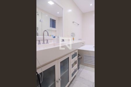 Casa de condomínio à venda com 330m², 4 quartos e 2 vagasBanheiro da suíte 3