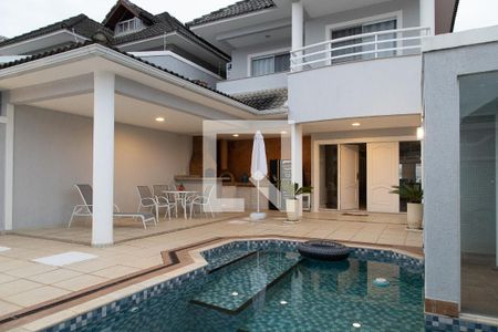 Casa de condomínio à venda com 330m², 4 quartos e 2 vagasPiscina