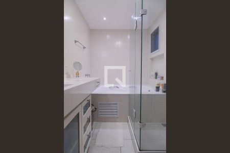 Casa de condomínio à venda com 330m², 4 quartos e 2 vagasBanheiro da suíte 3