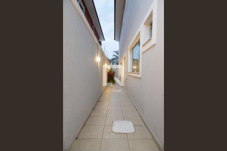 Casa de condomínio à venda com 330m², 4 quartos e 2 vagasCorredor lateral