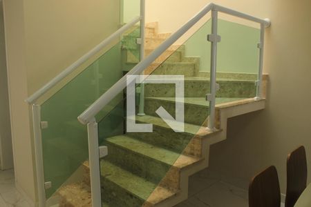 Casa à venda com 133m², 3 quartos e 2 vagasEscada