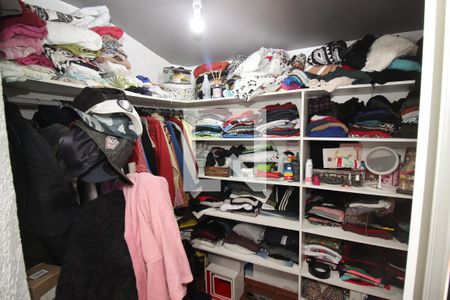 Casa de condomínio à venda com 211m², 3 quartos e 2 vagas Casa de condomínio à venda com 211m², 3 quartos e 2 vagasCloset da suíte 1