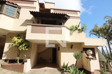 Casa de condomínio à venda com 211m², 3 quartos e 2 vagas Casa de condomínio à venda com 211m², 3 quartos e 2 vagasFachada