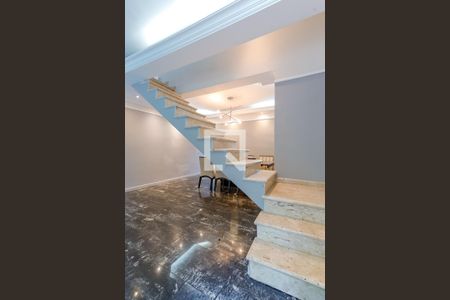Casa para alugar com 150m², 2 quartos e 3 vagas Casa para alugar com 150m², 2 quartos e 3 vagasEscada Quartos