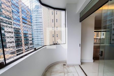 Apartamento à venda com 228m², 4 quartos e 3 vagasVaranda 2