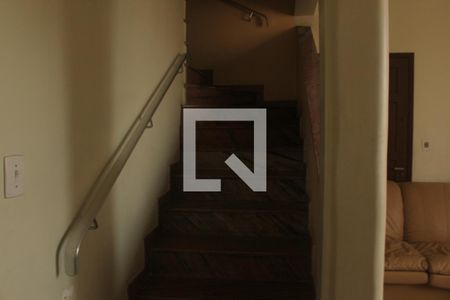 Casa para alugar com 280m², 4 quartos e 8 vagasEscada