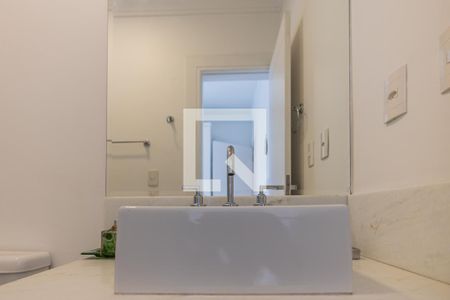 Casa à venda com 800m², 4 quartos e 6 vagasBanheiro da Suíte 2