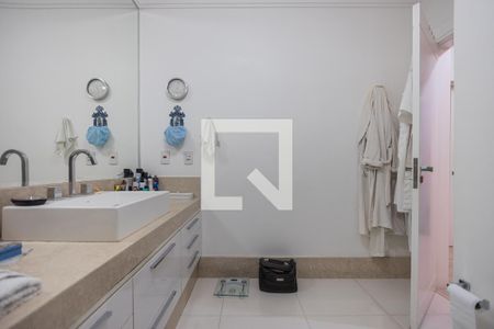 Casa à venda com 800m², 4 quartos e 6 vagasBanheiro da Suíte 1