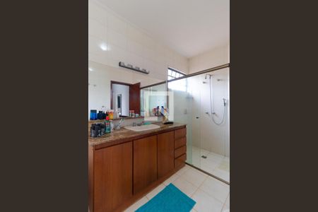 Casa à venda com 432m², 4 quartos e 4 vagas Casa à venda com 432m², 4 quartos e 4 vagasBanheiro da Suíte 02