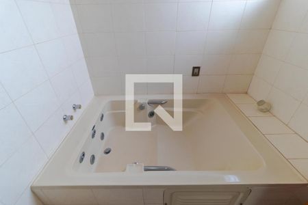 Casa à venda com 432m², 4 quartos e 4 vagas Casa à venda com 432m², 4 quartos e 4 vagasBanheiro da Suíte 02