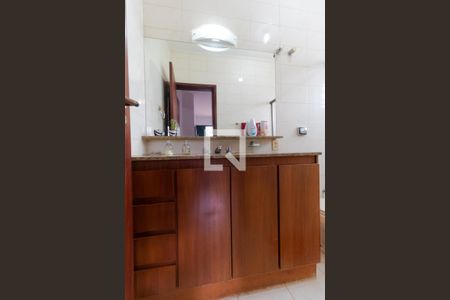 Casa à venda com 432m², 4 quartos e 4 vagas Casa à venda com 432m², 4 quartos e 4 vagasBanheiro da Suíte 04