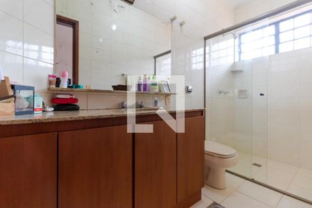 Casa à venda com 432m², 4 quartos e 4 vagas Casa à venda com 432m², 4 quartos e 4 vagasBanheiro da Suíte 03