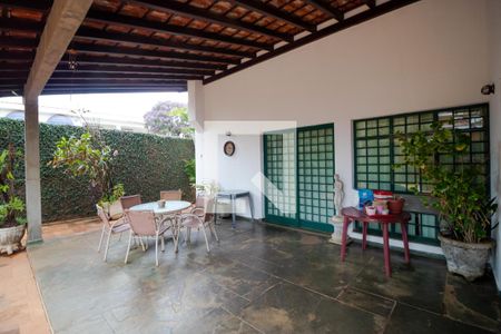 Casa à venda com 432m², 4 quartos e 4 vagas Casa à venda com 432m², 4 quartos e 4 vagasvaranda