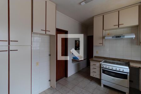 Casa à venda com 432m², 4 quartos e 4 vagas Casa à venda com 432m², 4 quartos e 4 vagasCozinha