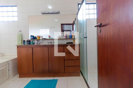 Casa à venda com 432m², 4 quartos e 4 vagas Casa à venda com 432m², 4 quartos e 4 vagasBanheiro da Suíte 02