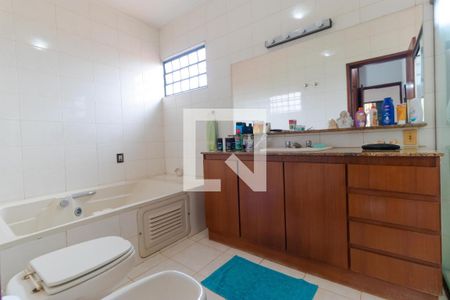 Casa à venda com 432m², 4 quartos e 4 vagas Casa à venda com 432m², 4 quartos e 4 vagasBanheiro da Suíte 02