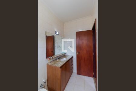 Casa à venda com 432m², 4 quartos e 4 vagas Casa à venda com 432m², 4 quartos e 4 vagasBanheiro da Suíte 01