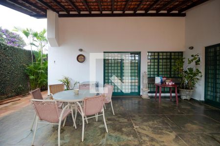 Casa à venda com 432m², 4 quartos e 4 vagas Casa à venda com 432m², 4 quartos e 4 vagasvaranda